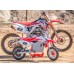 Фото электробайка Razor SX500  White-blue-red в сравнении со взрослым мотоциклом