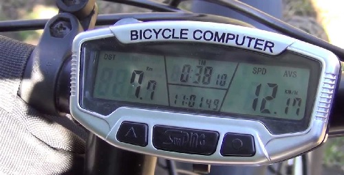 Велокомпьютер со спидометром, указывающий максимальную скорость