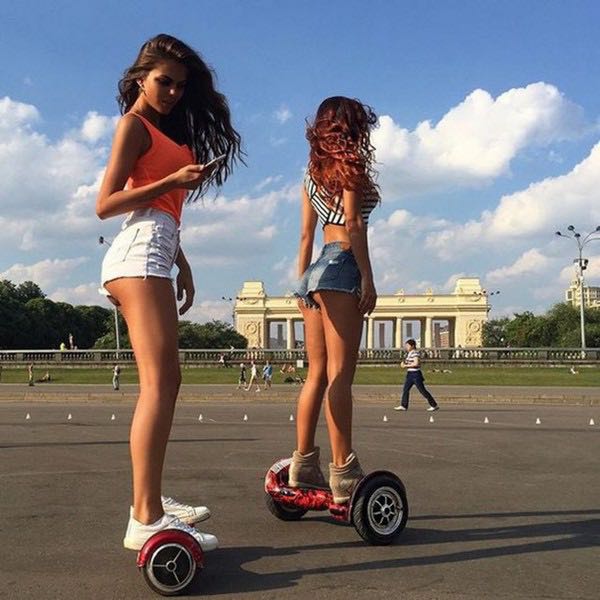 девушки ездят на гироскутере smart balance десятидюймовым