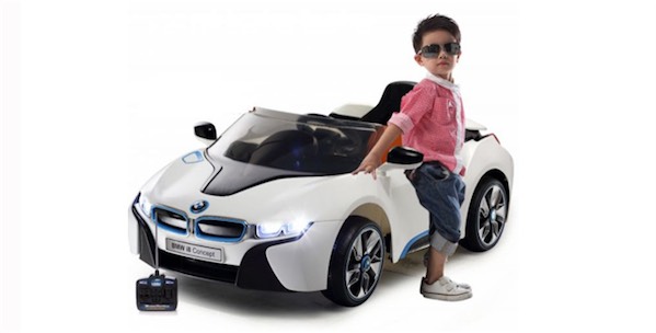 ребенок рядом с детским электромобилем