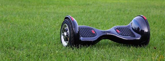 десяти дюймовый гироскутер лежит летом на траве