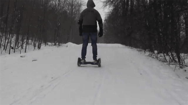 молодой человек на гироскутере катается в снег