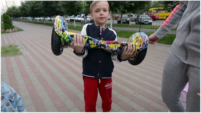 ребенок держит 10-ти дюймовый гироскутер